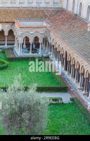 Ein Innenhof mit Klostern der Kathedrale von Monreale (Italienisch: Cattedrale di Santa Maria Nuova di Monreale; Duomo di Monreale), Monreale Sizilien Italien Stockfoto