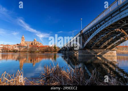 Blick auf die Skyline von Salamanca mit Kathedrale über den Fluss Tormes, Salamanca. Stockfoto