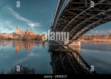 Blick auf die Skyline von Salamanca mit Kathedrale über den Fluss Tormes, Salamanca. Stockfoto