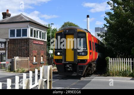 East Midlands Railway-Klasse 158-Sprinter 158806 Ankunft in Tutbury und Hatton Station mit dem 12:43 Newark Castle nach Crewe Service am 26. Juni 2023 Stockfoto