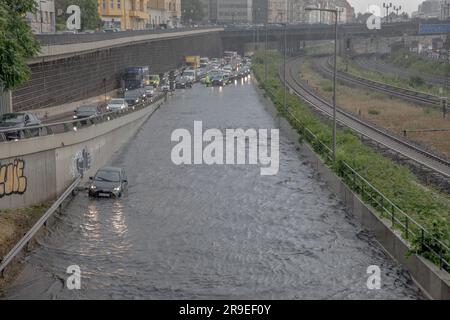 Berlin, Deutschland. 26. Juni 2023. Berlin erlebte vor kurzem ein heftiges Gewitter, das zu weitverbreiteten Überschwemmungen und Störungen führte, insbesondere auf der Autobahn A100 am 26. Juni 2023. Die Polizei von Berlins musste mehrere Abschnitte der Hauptautobahn schließen, wie einen in der Nähe der Ausfahrt Kaiserdamm, als der sintflutartige Regenguss die Gassen überschwemmte, Fahrzeuge in ihre Hauben tauchte und die Autobahn in einen turbulenten Fluss verwandelte. (Foto: Michael Kuenne/PRESSCOV/Sipa USA) Guthaben: SIPA USA/Alamy Live News Stockfoto