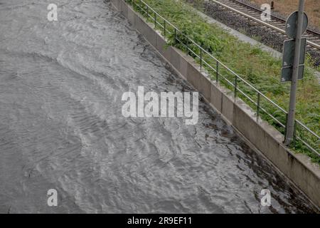 Berlin, Deutschland. 26. Juni 2023. Berlin erlebte vor kurzem ein heftiges Gewitter, das zu weitverbreiteten Überschwemmungen und Störungen führte, insbesondere auf der Autobahn A100 am 26. Juni 2023. Die Polizei von Berlins musste mehrere Abschnitte der Hauptautobahn schließen, wie einen in der Nähe der Ausfahrt Kaiserdamm, als der sintflutartige Regenguss die Gassen überschwemmte, Fahrzeuge in ihre Hauben tauchte und die Autobahn in einen turbulenten Fluss verwandelte. (Foto: Michael Kuenne/PRESSCOV/Sipa USA) Guthaben: SIPA USA/Alamy Live News Stockfoto