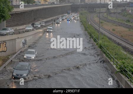 Berlin, Deutschland. 26. Juni 2023. Berlin erlebte vor kurzem ein heftiges Gewitter, das zu weitverbreiteten Überschwemmungen und Störungen führte, insbesondere auf der Autobahn A100 am 26. Juni 2023. Die Polizei von Berlins musste mehrere Abschnitte der Hauptautobahn schließen, wie einen in der Nähe der Ausfahrt Kaiserdamm, als der sintflutartige Regenguss die Gassen überschwemmte, Fahrzeuge in ihre Hauben tauchte und die Autobahn in einen turbulenten Fluss verwandelte. (Foto: Michael Kuenne/PRESSCOV/Sipa USA) Guthaben: SIPA USA/Alamy Live News Stockfoto