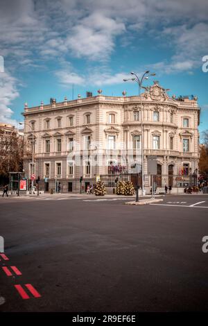 Madrid, Spanien - 19. FEBRUAR 2022: Casa de America ist ein öffentliches Konsortium und Kulturzentrum, das in den 1990er Jahren gegründet wurde, Palacio de Linares, Madrid, Spanien. Stockfoto
