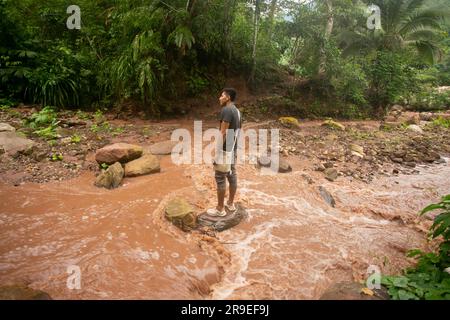 Chazuta, Peru; 1. Oktober 2022: Fischer, die im peruanischen Dschungel Huallaga arbeiten Stockfoto