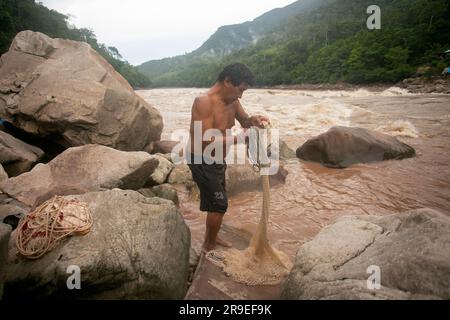 Chazuta, Peru; 1. Oktober 2022: Fischer, die im peruanischen Dschungel Huallaga arbeiten Stockfoto