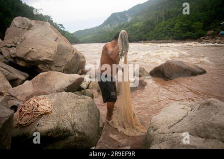 Chazuta, Peru; 1. Oktober 2022: Fischer, die im peruanischen Dschungel Huallaga arbeiten Stockfoto