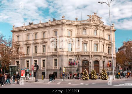 Madrid, Spanien - 19. FEBRUAR 2022: Casa de America ist ein öffentliches Konsortium und Kulturzentrum, das in den 1990er Jahren gegründet wurde, Palacio de Linares, Madrid, Spanien. Stockfoto