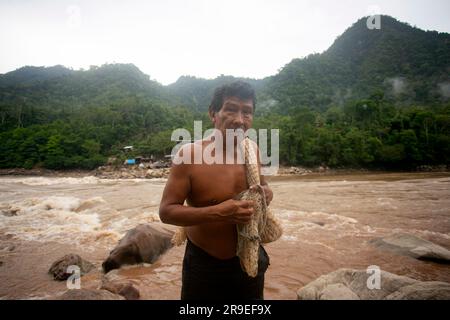 Chazuta, Peru; 1. Oktober 2022: Fischer, die im peruanischen Dschungel Huallaga arbeiten Stockfoto