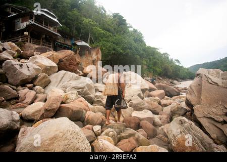 Chazuta, Peru; 1. Oktober 2022: Fischer, die im peruanischen Dschungel Huallaga arbeiten Stockfoto