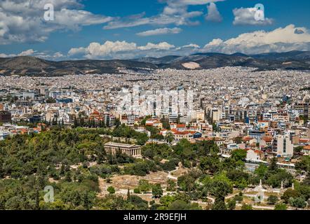Blick auf die Stadt von der Akropolis, dem Tempel des Hephaestus, der antiken Agora im Vordergrund, Athen, Griechenland Stockfoto