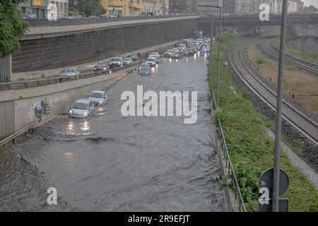 Berlin, Deutschland. 26. Juni 2023. Berlin erlebte vor kurzem ein heftiges Gewitter, das zu weitverbreiteten Überschwemmungen und Störungen führte, insbesondere auf der Autobahn A100 am 26. Juni 2023. Die Polizei von Berlins musste mehrere Abschnitte der Hauptautobahn schließen, wie einen in der Nähe der Ausfahrt Kaiserdamm, als der sintflutartige Regenguss die Gassen überschwemmte, Fahrzeuge in ihre Hauben tauchte und die Autobahn in einen turbulenten Fluss verwandelte. (Kreditbild: © Michael Kuenne/PRESSCOV via ZUMA Press Wire) NUR REDAKTIONELLE VERWENDUNG! Nicht für den kommerziellen GEBRAUCH! Stockfoto