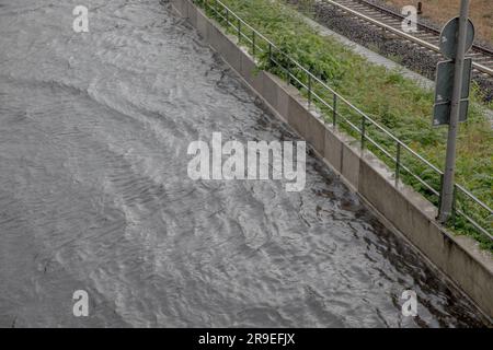 Berlin, Deutschland. 26. Juni 2023. Berlin erlebte vor kurzem ein heftiges Gewitter, das zu weitverbreiteten Überschwemmungen und Störungen führte, insbesondere auf der Autobahn A100 am 26. Juni 2023. Die Polizei von Berlins musste mehrere Abschnitte der Hauptautobahn schließen, wie einen in der Nähe der Ausfahrt Kaiserdamm, als der sintflutartige Regenguss die Gassen überschwemmte, Fahrzeuge in ihre Hauben tauchte und die Autobahn in einen turbulenten Fluss verwandelte. (Kreditbild: © Michael Kuenne/PRESSCOV via ZUMA Press Wire) NUR REDAKTIONELLE VERWENDUNG! Nicht für den kommerziellen GEBRAUCH! Stockfoto