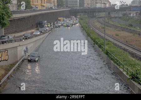 Berlin, Deutschland. 26. Juni 2023. Berlin erlebte vor kurzem ein heftiges Gewitter, das zu weitverbreiteten Überschwemmungen und Störungen führte, insbesondere auf der Autobahn A100 am 26. Juni 2023. Die Polizei von Berlins musste mehrere Abschnitte der Hauptautobahn schließen, wie einen in der Nähe der Ausfahrt Kaiserdamm, als der sintflutartige Regenguss die Gassen überschwemmte, Fahrzeuge in ihre Hauben tauchte und die Autobahn in einen turbulenten Fluss verwandelte. (Kreditbild: © Michael Kuenne/PRESSCOV via ZUMA Press Wire) NUR REDAKTIONELLE VERWENDUNG! Nicht für den kommerziellen GEBRAUCH! Stockfoto