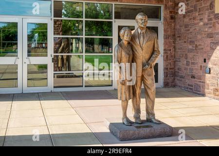 MITCHELL, SD, USA - 23. JUNI 2023: George and Eleanor McGovern Library and Center Statue an der Dakota Wesleyan University. Stockfoto