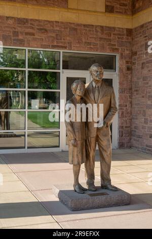 MITCHELL, SD, USA - 23. JUNI 2023: George and Eleanor McGovern Library and Center Statue an der Dakota Wesleyan University. Stockfoto