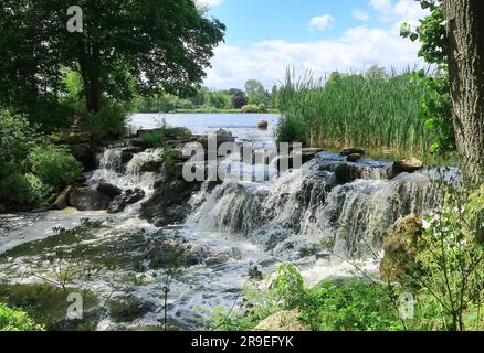 Kleiner Wasserfall am Fluss Eden in der Landschaft von Kent Stockfoto