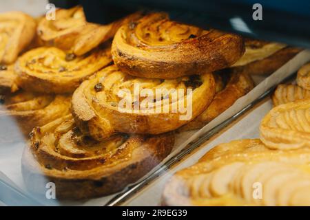 Frisch gebackenes Gebäck in einer traditionellen französischen Bäckerei. Selektiver Fokus. Stockfoto