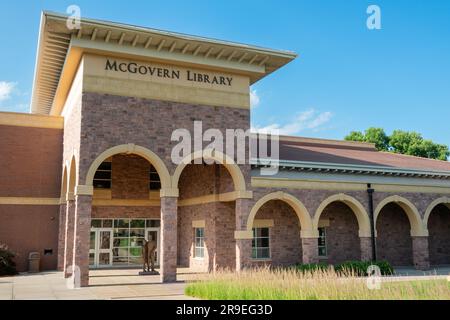 MITCHELL, SD, USA - 23. JUNI 2023: George and Eleanor McGovern Library and Center an der Dakota Wesleyan University. Stockfoto