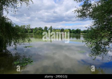 Ein wolkiger Sommertag auf dem Fluss Eden in der Landschaft von Kent Stockfoto