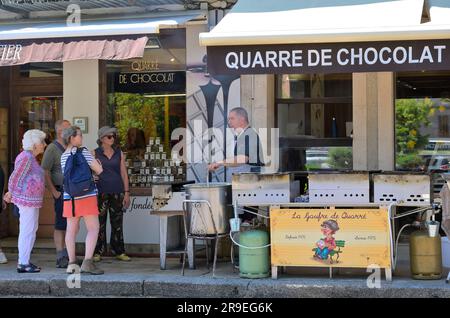 Quarre de Chocolat ist ein äußerst beliebtes Waffelrestaurant im Dorf Quarre les Tombes - erwarten Sie eine 1000 m lange Schlange und eine Stunde Wartezeit, Yonne FR Stockfoto