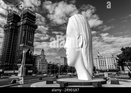 Madrid, Spanien - 19. FEBRUAR 2022: Moderne Skulptur mit dem Titel Julia von Jaume Plensa Sune am Plaza de Colon in Madrid, Spanien. Stockfoto