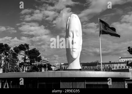 Madrid, Spanien - 19. FEBRUAR 2022: Moderne Skulptur mit dem Titel Julia von Jaume Plensa Sune am Plaza de Colon in Madrid, Spanien. Stockfoto