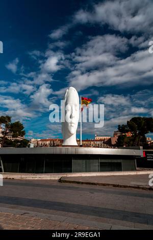 Madrid, Spanien - 19. FEBRUAR 2022: Moderne Skulptur mit dem Titel Julia von Jaume Plensa Sune am Plaza de Colon in Madrid, Spanien. Stockfoto