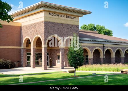 MITCHELL, SD, USA - 23. JUNI 2023: George and Eleanor McGovern Library and Center an der Dakota Wesleyan University. Stockfoto