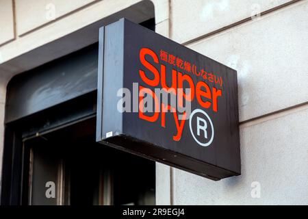 Madrid, Spanien - 19. FEBRUAR 2022: Zeichen des Madrider Ladens von Superdry, einer japanischen Bekleidungsmarke, die weltweit verkauft wird. Stockfoto