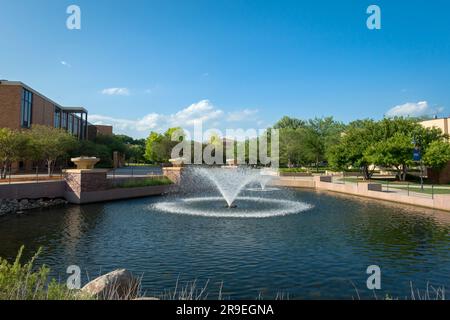 MITCHELL, SD, USA - 23. JUNI 2023: Zentraler Fußweg und Brunnen an der Dakota Wesleyan University. Stockfoto