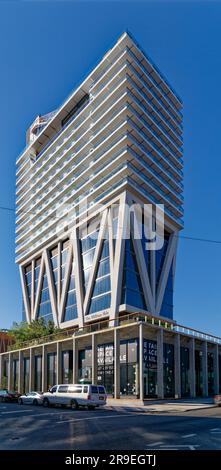 Das William Vale Hotel erhebt sich über abgeschlossene Büroetagen, die sich über ein zweistöckiges Podium für Öffentlichkeit, Einzelhandel und Veranstaltungen erheben. Stockfoto