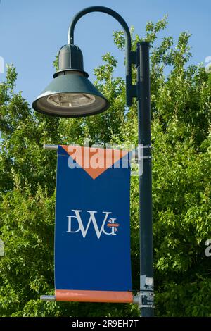 MITCHELL, SD, USA - 23. JUNI 2023: Campus-Flagge an der Dakota Wesleyan University. Stockfoto