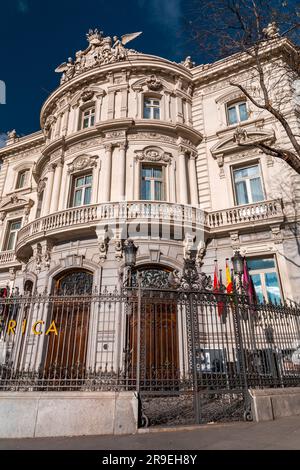 Madrid, Spanien - 19. FEBRUAR 2022: Casa de America ist ein öffentliches Konsortium und Kulturzentrum, das in den 1990er Jahren gegründet wurde, Palacio de Linares, Madrid, Spanien. Stockfoto
