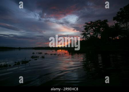 Blick auf den Sonnenuntergang vom Cuipari-See im peruanischen Dschungel. Stockfoto