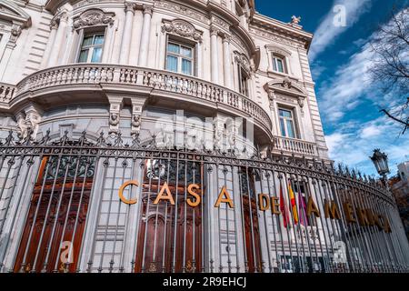Madrid, Spanien - 19. FEBRUAR 2022: Casa de America ist ein öffentliches Konsortium und Kulturzentrum, das in den 1990er Jahren gegründet wurde, Palacio de Linares, Madrid, Spanien. Stockfoto
