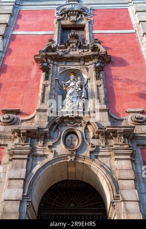Madrid, Spanien - 17. FEBRUAR 2022: Fassade der Kirche San Jose auf der Alcala-Straße in Madrid, Spanien. Stockfoto