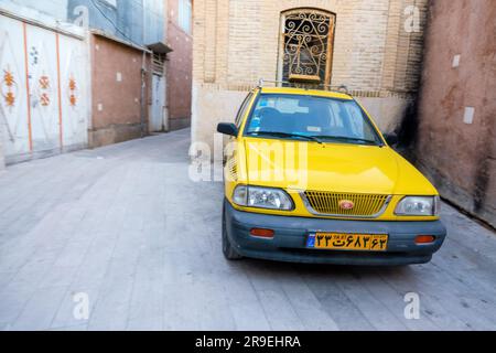 Shiraz, Iran - 31. Dezember 2022: Ein im Iran hergestellter Pkw in einer engen Straße der Altstadt Stockfoto