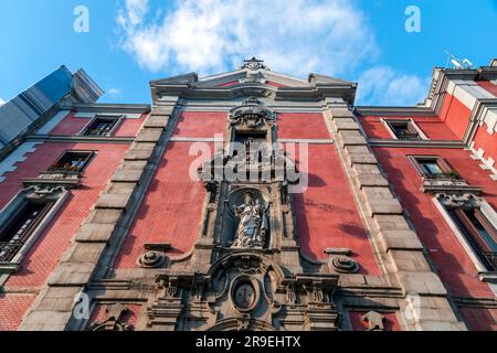 Madrid, Spanien - 17. FEBRUAR 2022: Fassade der Kirche San Jose auf der Alcala-Straße in Madrid, Spanien. Stockfoto