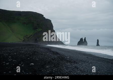Bilder vom Reynisfjara Beach (Schwarzer Sandstrand) an der Südküste Islands. Stockfoto