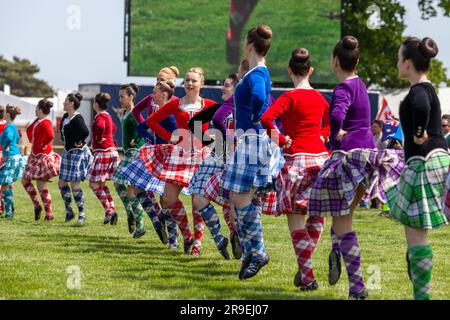 Highland-Tänzer treten am Eröffnungstag der Royal Highland Show in Edinburgh auf dem Hauptausstellungsgelände auf Stockfoto