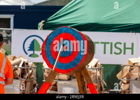 Axtwurf-Wettbewerb bei der Royal Highland Show, Ingliston, Schottland Stockfoto