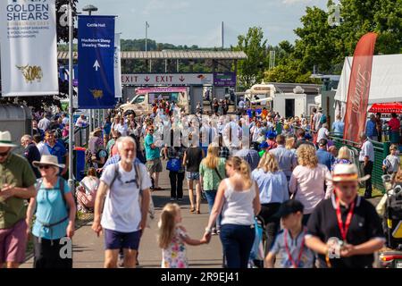 Leute, die auf einer Straße in der Highland Show Edinburgh spazieren gehen Stockfoto