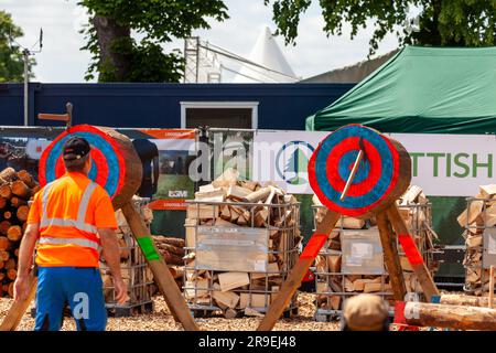 Axtwurf-Wettbewerb bei der Royal Highland Show, Ingliston, Schottland Stockfoto