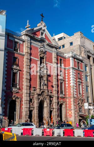 Madrid, Spanien - 17. FEBRUAR 2022: Fassade der Kirche San Jose auf der Alcala-Straße in Madrid, Spanien. Stockfoto