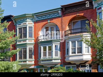 141 und 143 Milton Avenue sind Ziegelhäuser im Queen Anne-Stil, die 1894 im Greenpoint Historic District von Brooklyn errichtet wurden. Stockfoto