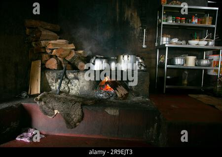 Küche eines Hauses im Dschungel des peruanischen Amazonas in der Nähe der Stadt Tarapoto. Stockfoto