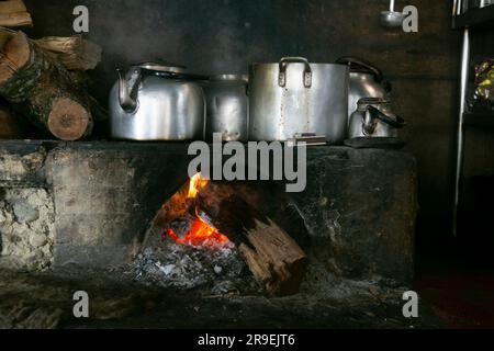 Küche eines Hauses im Dschungel des peruanischen Amazonas in der Nähe der Stadt Tarapoto. Stockfoto