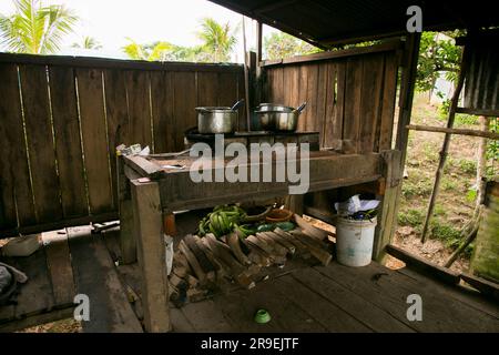 Küche eines Hauses im Dschungel des peruanischen Amazonas in der Nähe der Stadt Tarapoto. Stockfoto