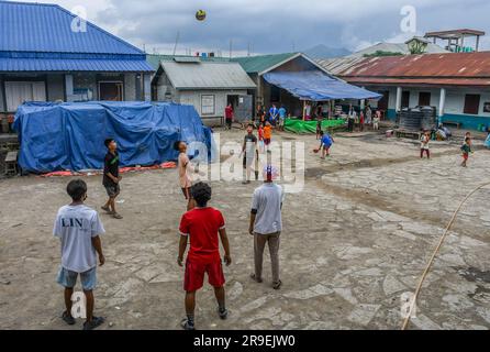 Churachandpur, Indien. 21. Juni 2023. Kinder spielen vor einem provisorischen Hilfslager im Dorf Rengkia. Am 3. Mai 2023 brach im nordöstlichen indischen Bundesstaat Manipur ein ethnischer Konflikt zwischen dem Volk der Meitei, das mehrheitlich im Imphal-Tal lebt, und den Stammesgemeinschaften in den umliegenden Bergen, einschließlich Kuki und Zo, aus. Mindestens 109 Menschen sind bei ethnisch motivierter Gewalt zwischen der Meitei und den Kuki im indischen Bundesstaat Manipur ums Leben gekommen und über 300 wurden verletzt. Kredit: SOPA Images Limited/Alamy Live News Stockfoto